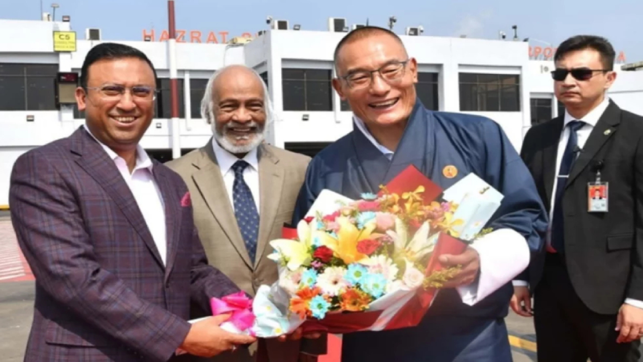 থিম্পু যাওয়ার পথে ঢাকায় যাত্রাবিরতি ভুটানের প্রধানমন্ত্রীর...