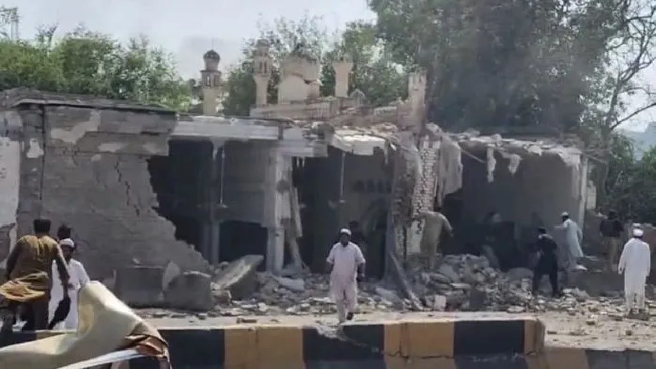 পাকিস্তানে আত্মঘাতী হামলায় ৫ পুলিশসহ ১৬ জনের মৃত্যু...