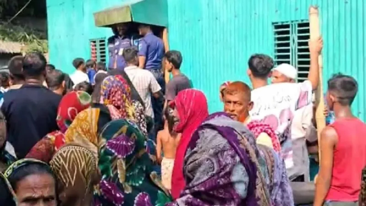 একই ঘরে মিললো বিদেশফেরত স্বামী, স্ত্রী ও শিশুর মরদেহ...
