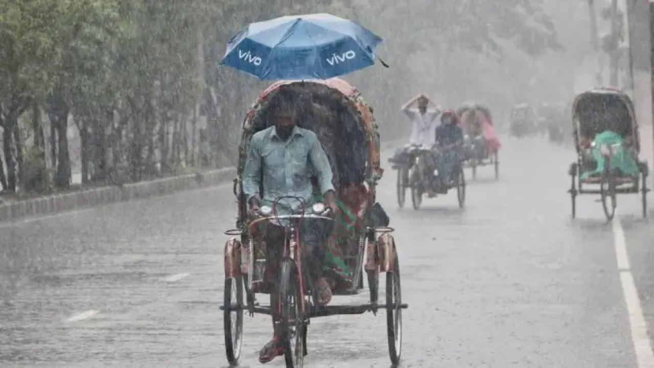 রাজধানীতে ভোর থেকেই তুমুল বৃষ্টি