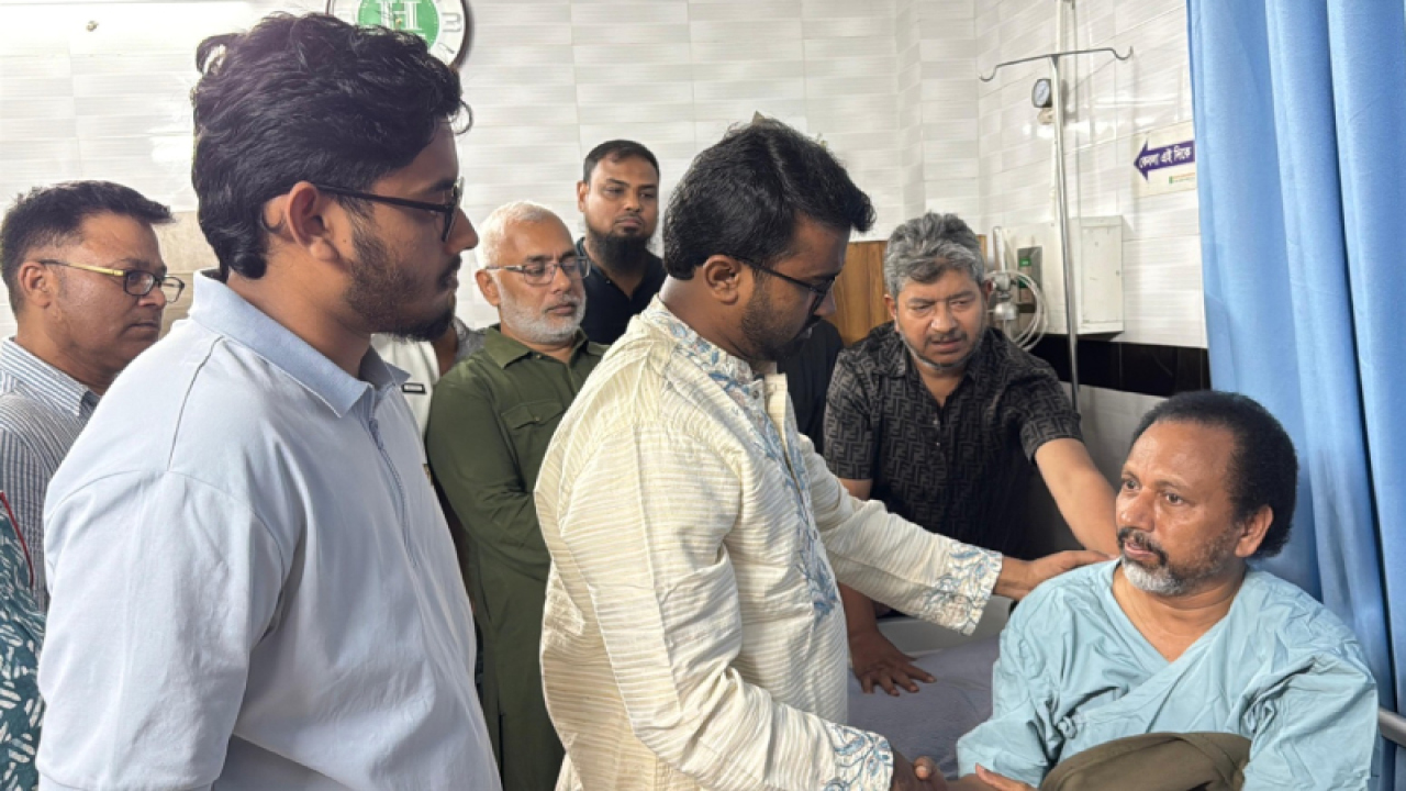 বিএনপি নেতা বাচ্চুকে দেখতে হাসপাতালে প্রধানমন্ত্রীর রাজনৈতিক সহকারী রাশেদ খান...