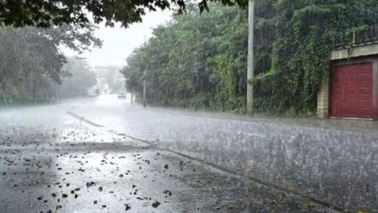 বজ্রসহ বৃষ্টিতে কমতে পারে ঢাকার তাপমাত্রা...
