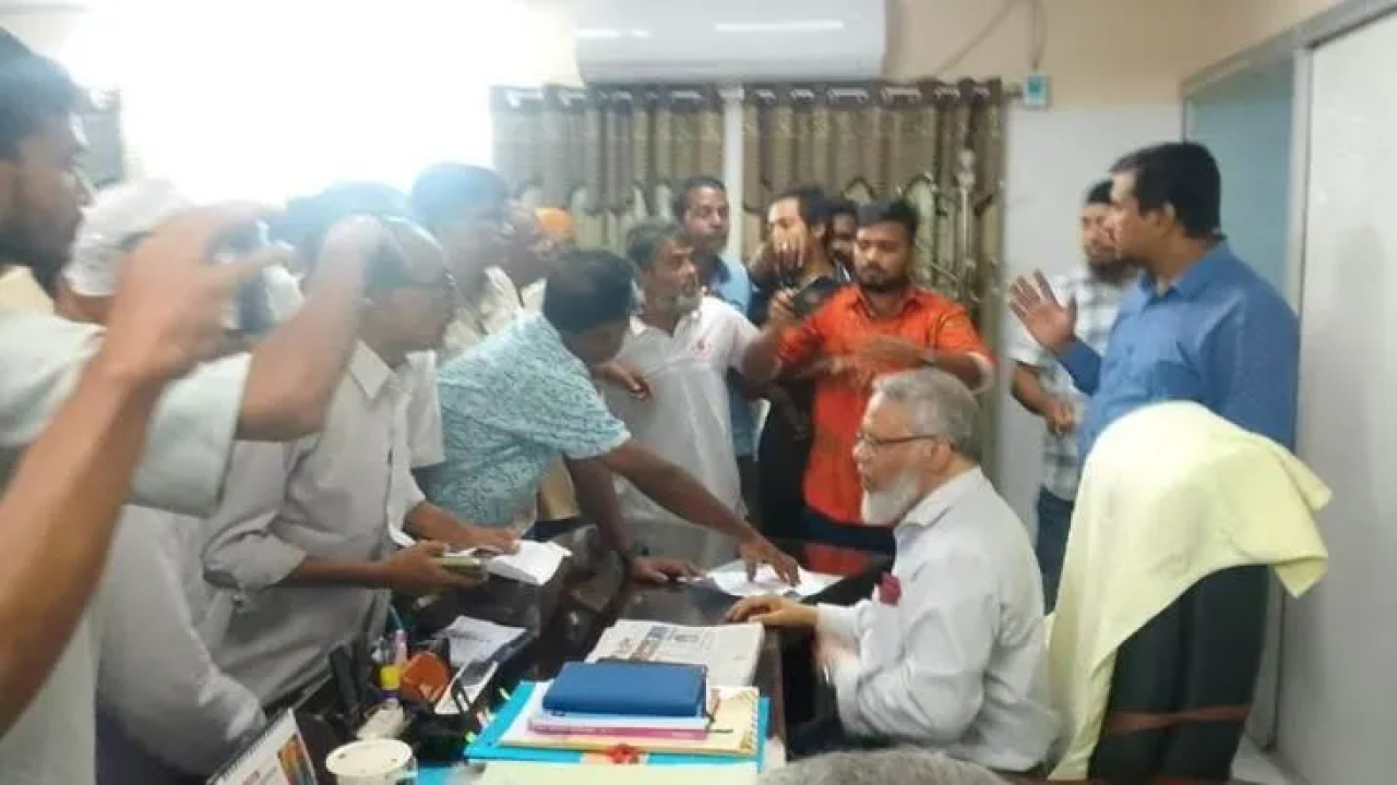 ‘আওয়ামী লীগের দোসর’ আখ্যা দিয়ে রাজশাহী মেডিক্যাল বিশ্ববিদ্যালয়ের ভিসিকে পদত্যাগে বাধ্য...