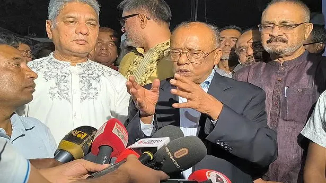 প্রধানমন্ত্রীর পাঠানো ছবি দেখে বাঁশবাড়ি কলোনি পরিদর্শনে পরিবেশমন্ত্রী...