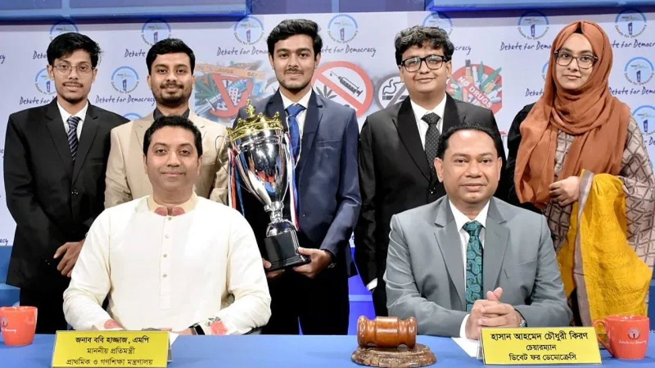 ছায়া সংসদ বিতর্কে হলি ফ্যামিলিকে হারিয়ে চ্যাম্পিয়ন বুটেক্স...