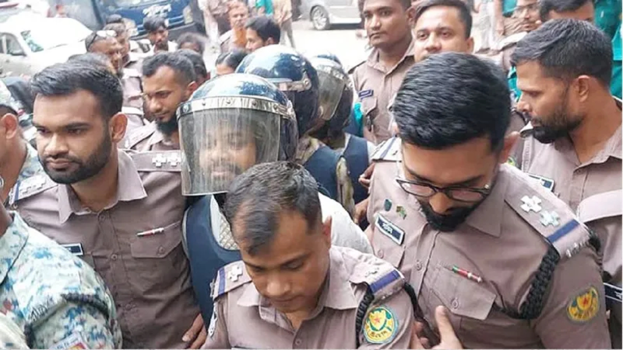 রবীন্দ্রনাথের গ্রাফিতিতে কালি, আয়াসসহ চারজন রিমান্ডে...