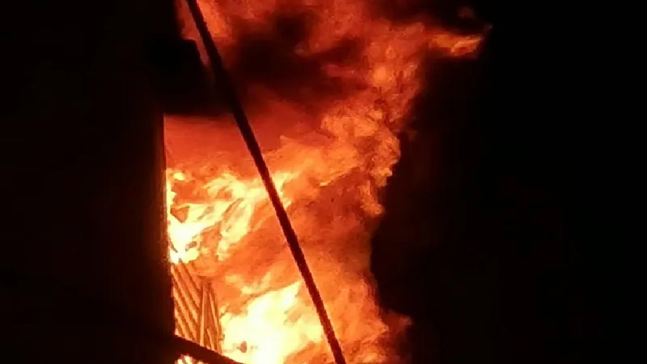 চকবাজারে আগুন: চার ঘণ্টায়ও নিয়ন্ত্রণে আসেনি