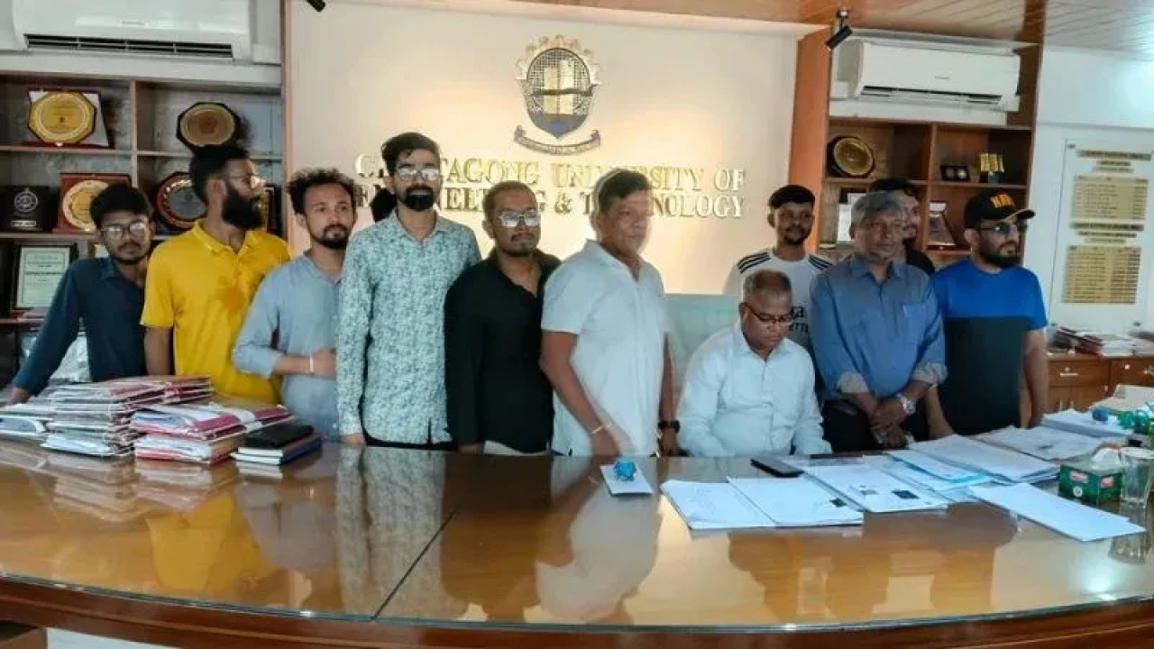 ১৮ ঘণ্টার বেশি সময় ধরে অবরুদ্ধ চুয়েট উপাচার্য